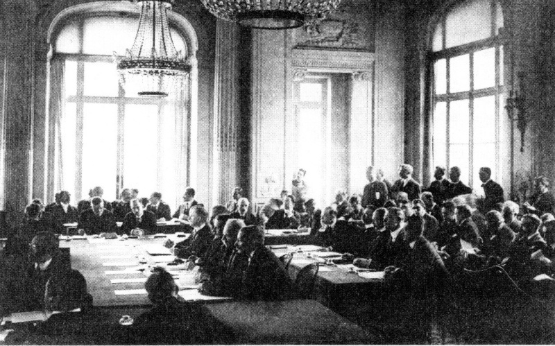 Mírová konference. Vlevo čelem k objektivu sedí československá delegace vedená Karlem Kramářem a Edvardem Benešem