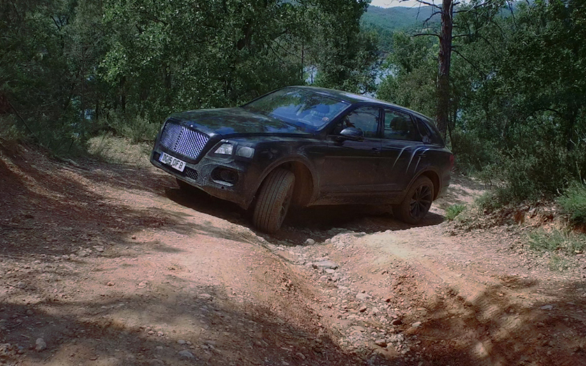 Video: Bentley Bentayga v terénu
