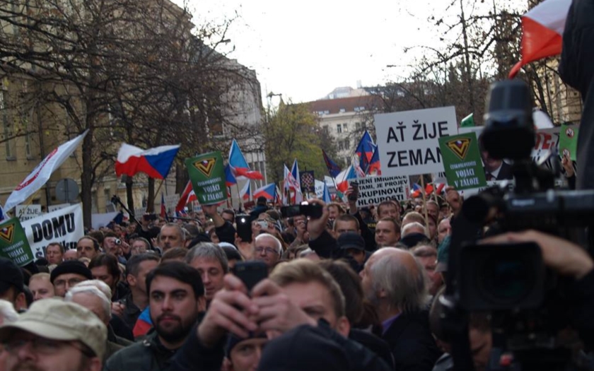 Tisíce lidí podpořily prezidenta Zemana. Pražská kavárna označila Konvičku za fašistu