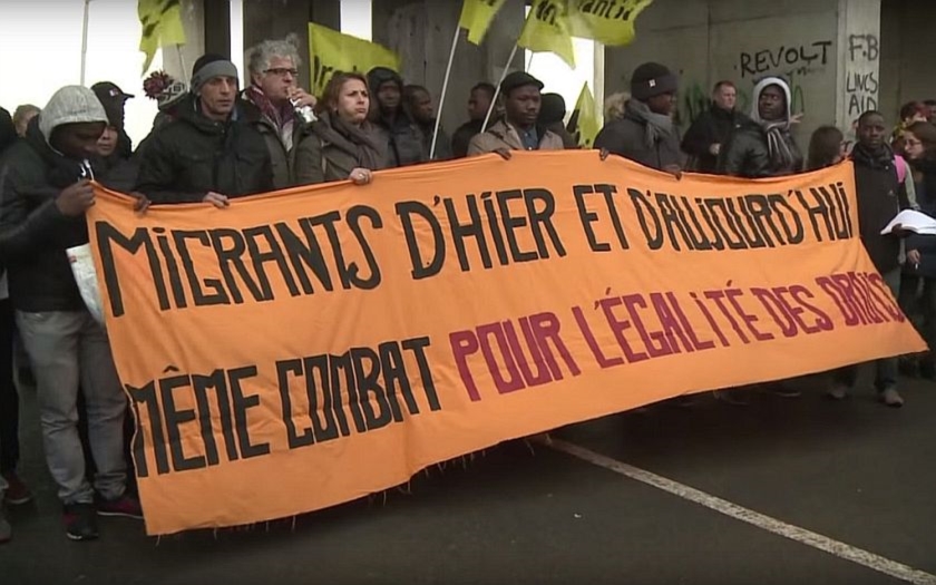 Video: Imigranti v Calais se násilím dostali na trajekt, přístav musel být uzavřen