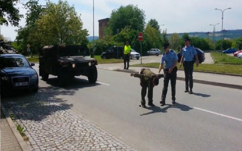 Český veterán ukázal americkému konvoju holý zadok