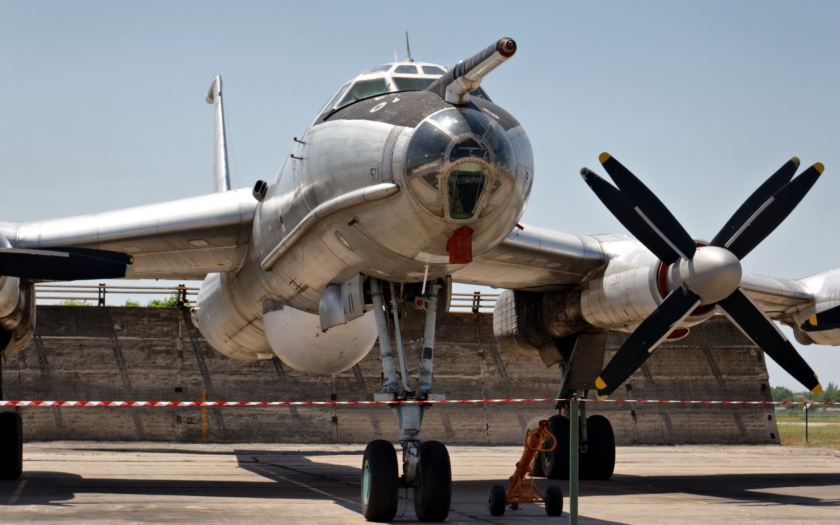 Hlídá ruské Tu-142 americkou letadlovou loď u Sýrie?