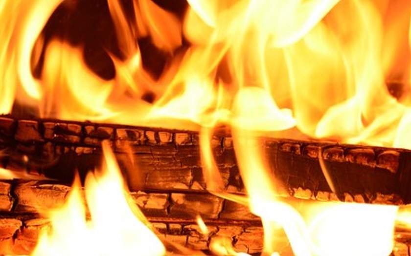 Tři lidé se zranili při rozsáhlém požáru obchodu na Novojičínsku