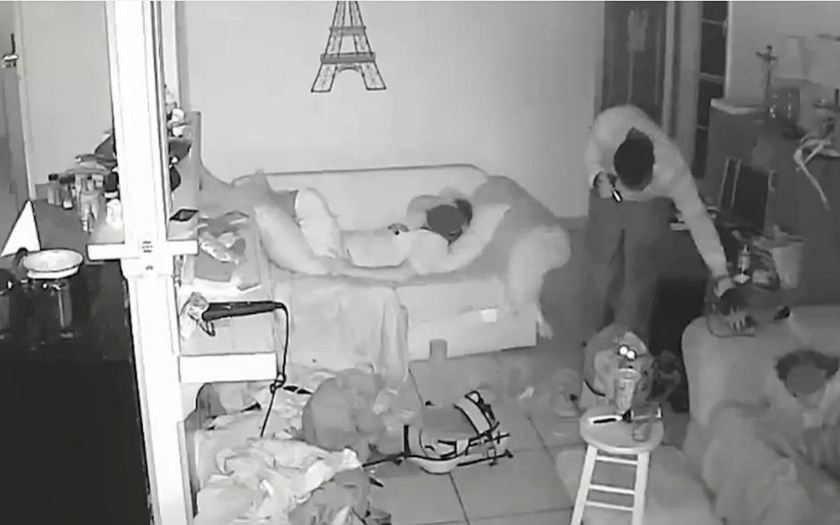 Video: Ozbrojený zloděj se vloupal do domu na Floridě, majitelé s dětmi klidně spali