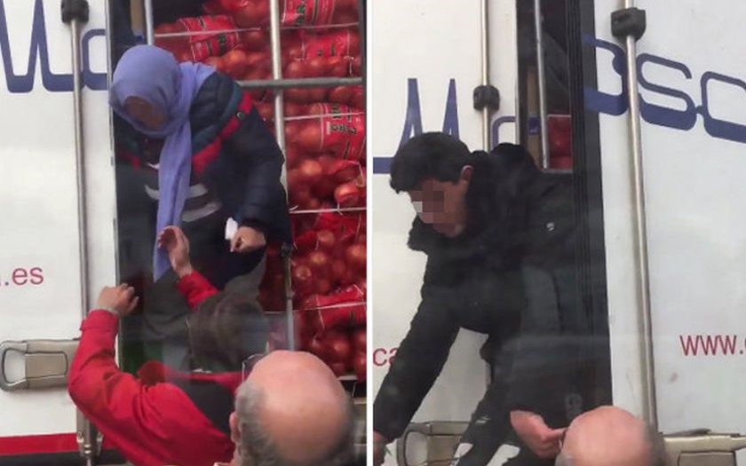 Video: Ilegální migranti mezi nákladem rajčat ve Velké Británii