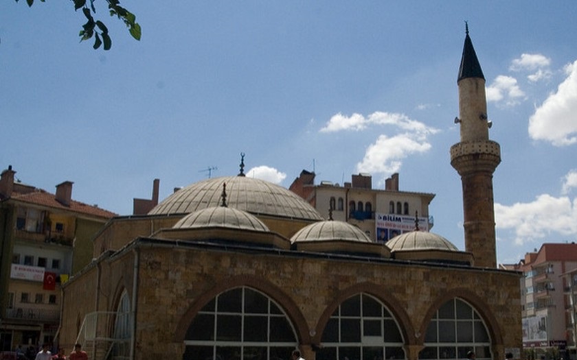 Při útoku radikálů na mešitu na Sinaji zahynulo až 235 lidí