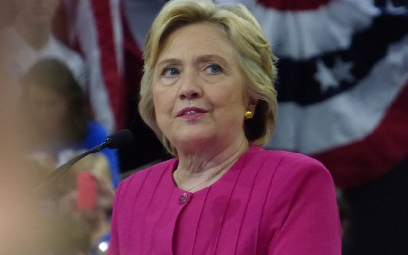 (VIDEO) Clintonová po prvý krát po voľbách vystúpila na verejnosti, neskrývala sklamanie