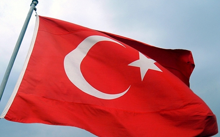 VIDEO: Demonstranti v Istanbulu  strhli z nizozemského konzulátu vlajku a nahradili ji tureckou. Na budovu pak házeli vejce