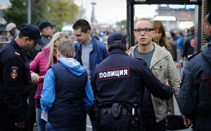 Soud poslal Navalného na 15 dní do vězení, kladl prý odpor policii