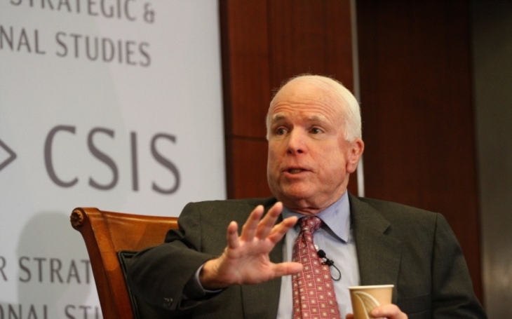 John McCain - Rusko je čerpací stanice maskovaná jako země