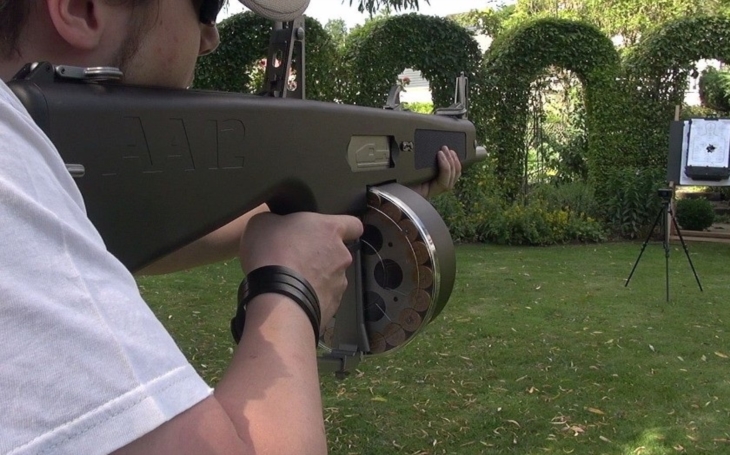 VIDEO: Když strach nahání pouze střelba. Smrtící americká brokovnice AA-12