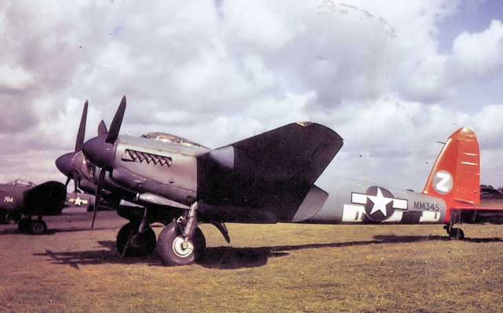 (VIDEO) Preleťte sa jedným z najpozoruhodnejších lietadiel druhej svetovej vojny- drevenným lietadlom De Havilland Mosquito