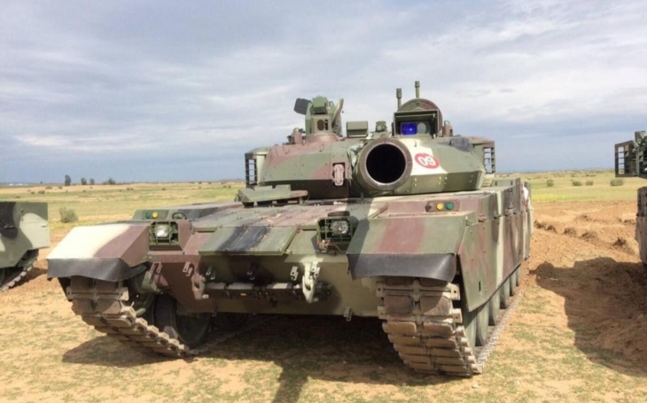 Čínsky tank VT4 dorazil do Pakistanu na skúšobné testy