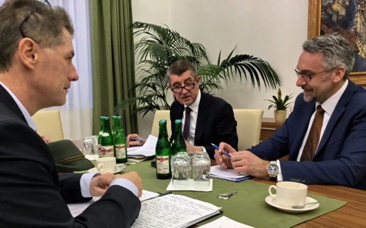 Babiš podepsal petici za zachování naší fungující zbraňové legislativy