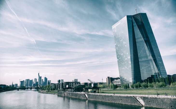 ECB se obává obchodní války i silného eura, vyplynulo ze zápisu