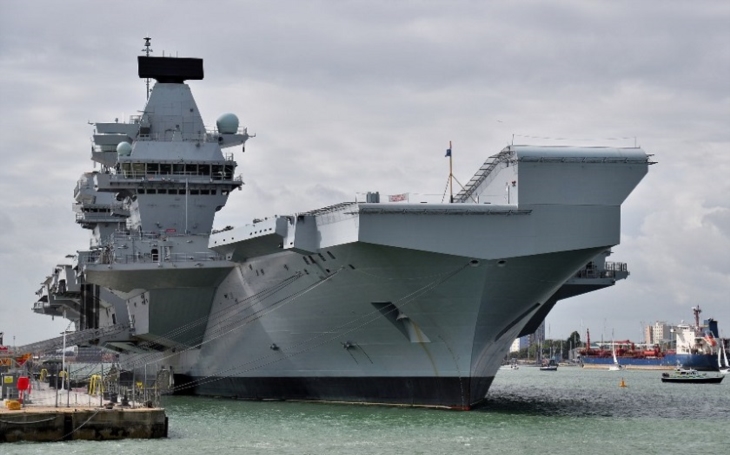 Letadlová loď HMS Queen Elizabeth jako symbol obnovy britské námořní síly