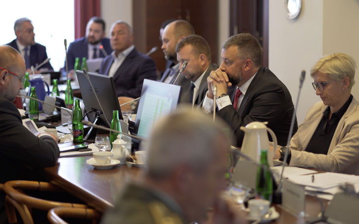 Kauza předražených vrtulníků: Výbor pro obranu griloval Metnara, změnili jste kritéria v průběhu tendru