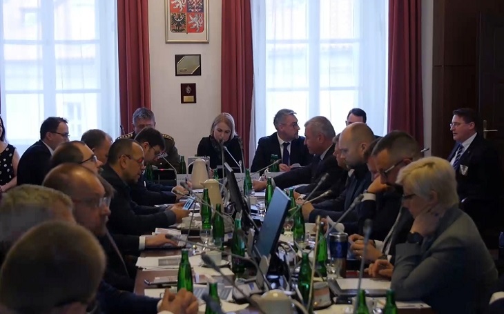 Pokuta půl miliardy i osud kritizovaného náměstka Říhy: Výbor pro obranu se chystá grilovat ministra Metnara
