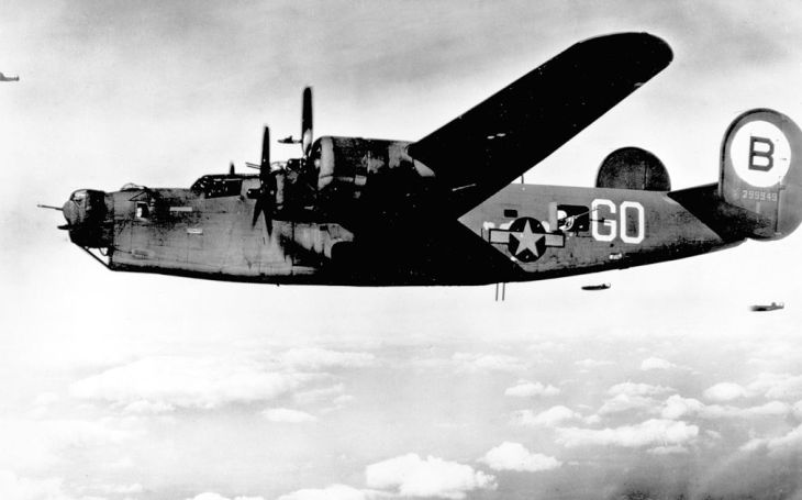 Poslední bitva hrdiny. Štábní seržant zasypával palbou nepřátelská Zera v odtržené části bombardéru, dokud nezmizel v oceánu