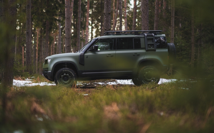 VIDEO: Jednoduchost, praktické využití a skvělé terénní vlastnosti. To je nový Land Rover Defender 110 pro policii a armádu