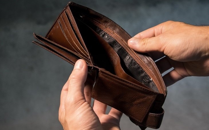 MPSV navzdory svému poslání vhání obyvatele ČR v nouzi výzvou k urychlenému odchodu od dodavatele poslední instance (DPI) do dlouhodobé finanční pasti