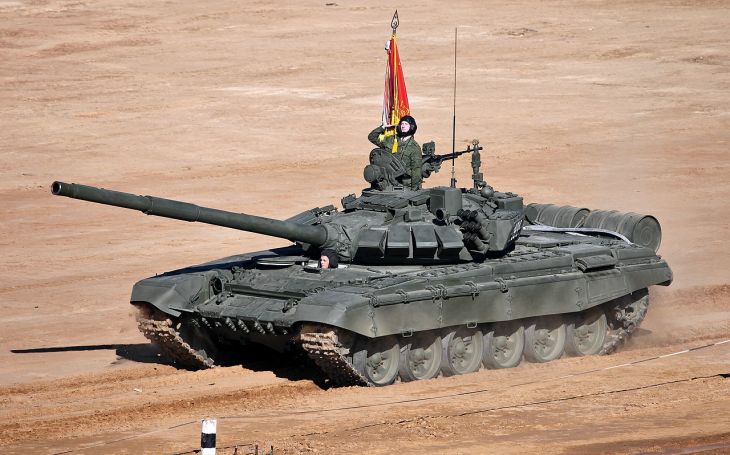 VIDEO: Takhle cvičí Rusové: Přes tucet jejich tanků uvízlo v bahně. Do akce bylo povoláno rypadlo