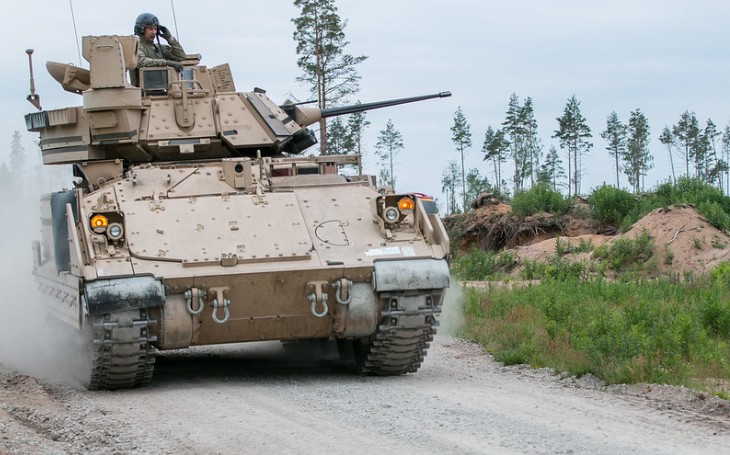 Zabiják z Iráku M2 Bradley si jde podat ruské obrněnce BMP na Ukrajině