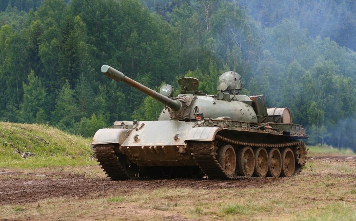 Moderní zbraně jako nedostatkové zboží. Ve válce na Ukrajině je nasazována technika z druhé světové války, ale i z doby bolševické revoluce
