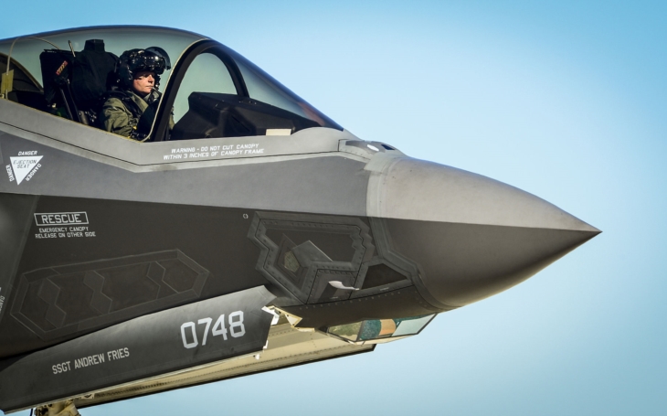 Ministerstvo obrany spěchá, aby čekalo. Cílem vojenského doporučení bylo zahájit diskusi. Vláda jej vzala jako rozkaz koupit F-35