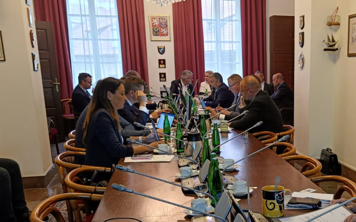 Ministryně Černochová obhájila rozpočet. Výbor odklepl 151 miliard. Opozice se zdržela