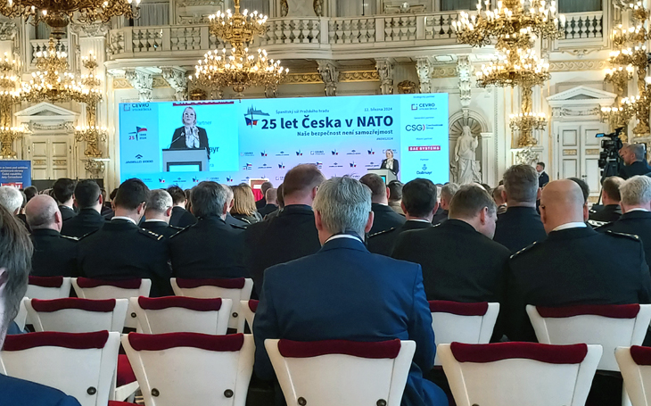 „Naše bezpečnost není samozřejmost“, Ukrajina nám získává čas vlastní krví, řekla ministryně Černochová. Fiala obhajoval nákup F-35