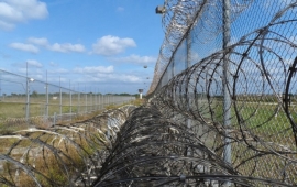Státy na celém světě se před imigranty opevňují. Výstavba pohraničních plotů a zdí vzrostla o 250 procent