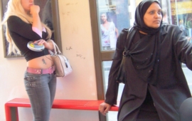 Italští muslimové: Ženy si mohou za obtěžování svým západním oblékáním