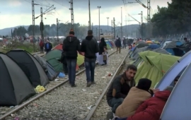 Bordel a drogy v Idomeni. Tábor ovládly zločinecké gangy.