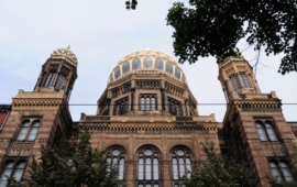 Holocaust je falešná historie. Vandalové pomalovali antisemitským nápisem americkou synagogu