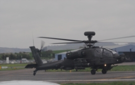 VIDEO: Bitevní vrtulník AH-64 Apache poprvé vyzkoušel vysokoenergetický laserový systém