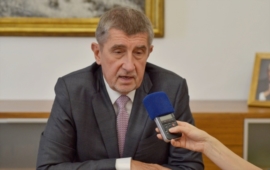 Premiér Babiš o armádních nákupech: Zakázky škrtat nechceme