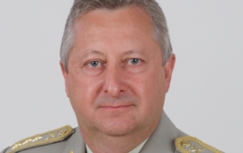 Generál Zůna není ”bojař”. Za války na Ukrajině to je nevýhodou. Má ale zkušenosti v oblasti výcviku, logistiky a mezinárodních vzt...